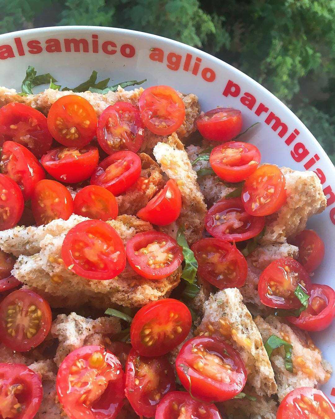 La Panzanella 🇮🇹 une recette typique du sud de l'Italie que j'adorais manger avec ma Nonna ❤️ Du pain sec, des tomates, du basilic et de l'huile d'olive 🍅🍃